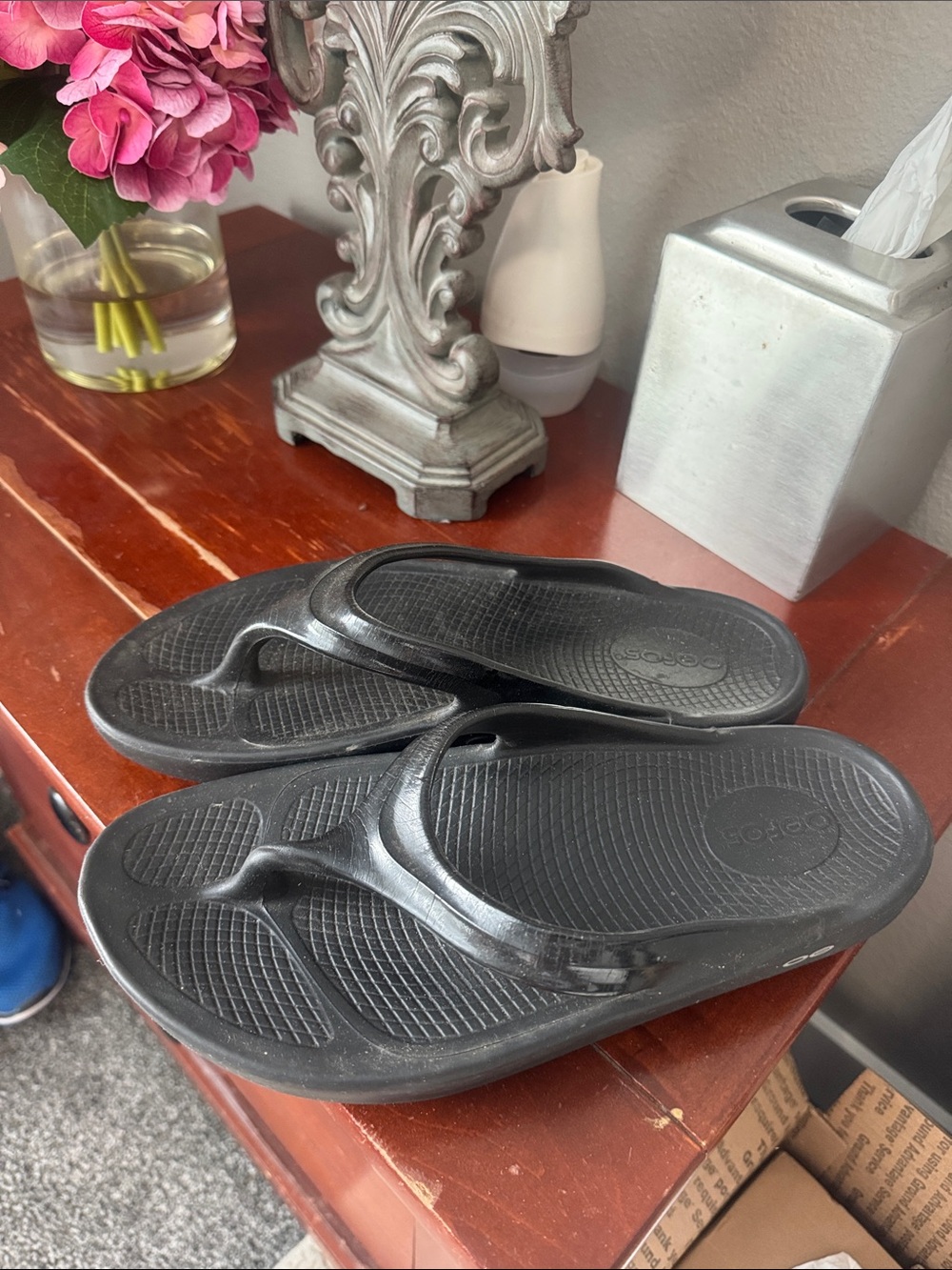 OOFOS Women's Black Recovery Flip Flops